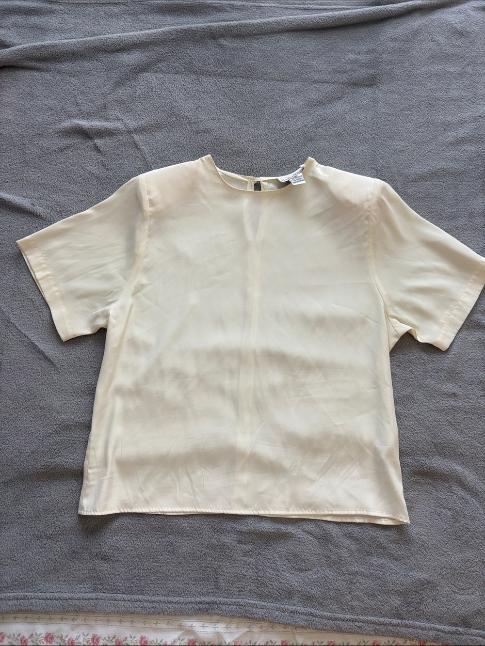 Light Cream/White Short-Sleeve Women's Blouse Alyssa Carr